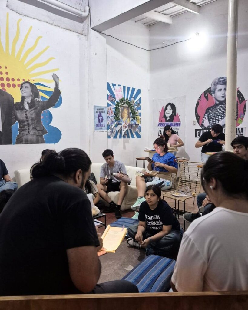 La memoria también se construye leyendo, escuchando y compartiendo ✊🏼 foto ateneo 20